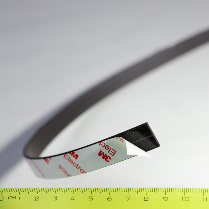 Bande magnétique avec la vignette atucollante plus puissante 15x2 mm