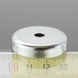 Aimant en pot diam. 32, hauteur 7 mm, trou à l'intérieur destiné à une vis à tête fraisée diam. 5,5 – 27 g, 72 N