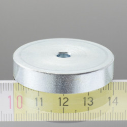 Aimant en pot diam. 40 x hauteur 8 mm, trou à l'intérieur destiné à une vis à tête fraisée diam. 5,4 mm