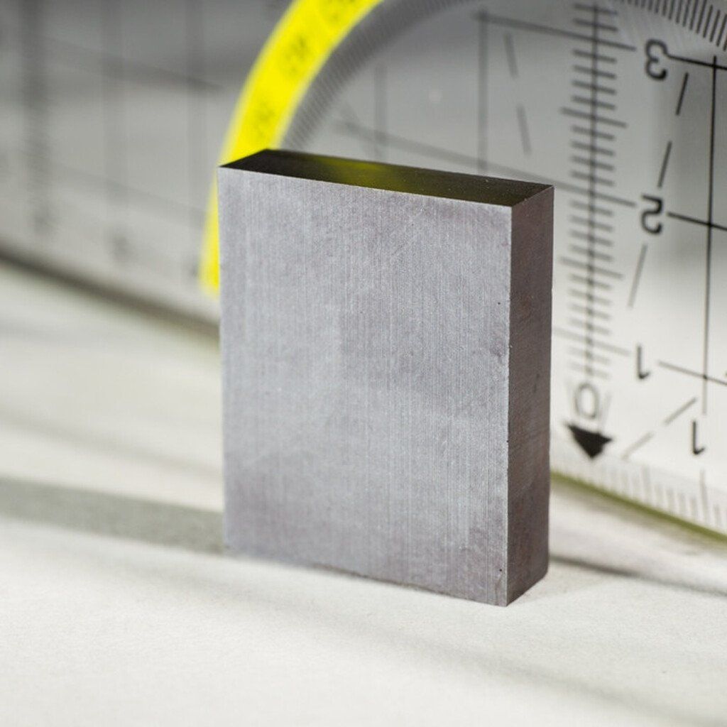 Aimant en ferrite prisme 25x20x6 mm pour un usage domestique et scolaire