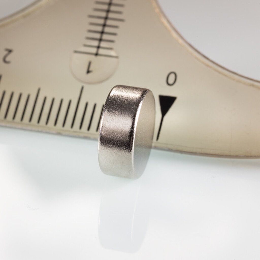 Aimant en néodyme cylindre diamètre 10x4 mm pour des expériences plus puissantes avec des pièces de monnaie