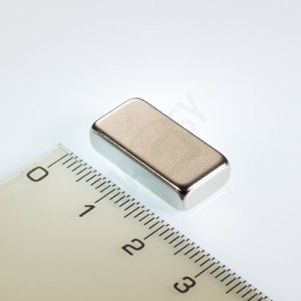 Bloc magnétique en néodyme nickelé de 20 × 10 × 5 mm