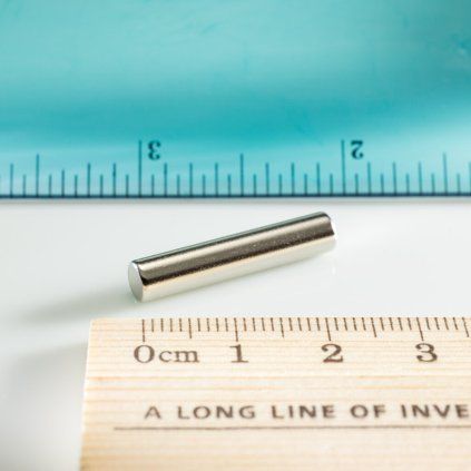 Aimant en barre en néodyme nickelé de 5 mm de diamètre et 25 mm de longueur