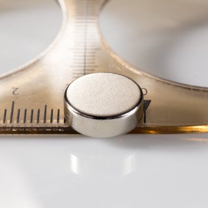 Aimant cylindrique en néodyme nickelé de 12 mm de diamètre et 4 mm de hauteur
