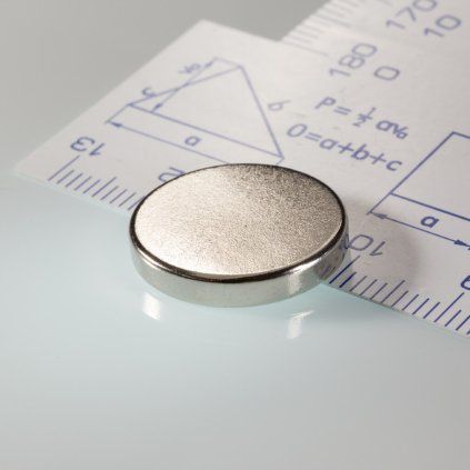 Aimant cylindrique en néodyme nickelé de 18 mm de diamètre et 3 mm de hauteur