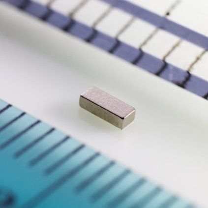 Aimant miniature en néodyme nickelé en bloc de 3 × 1,2 × 0,8 mm