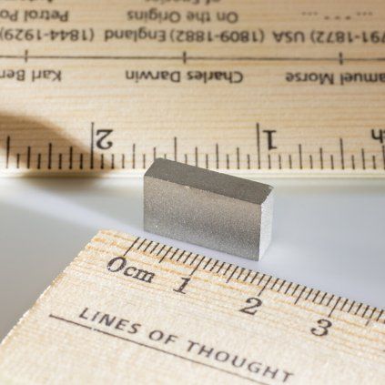 Bloc magnétique samarium-cobalt de 18 × 10 × 5 mm résistant jusqu’à 300 °C