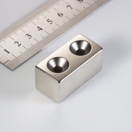 Aimant atypique en néodyme de 40 × 20 × 20 mm avec deux trous pour vis à tête fraisée