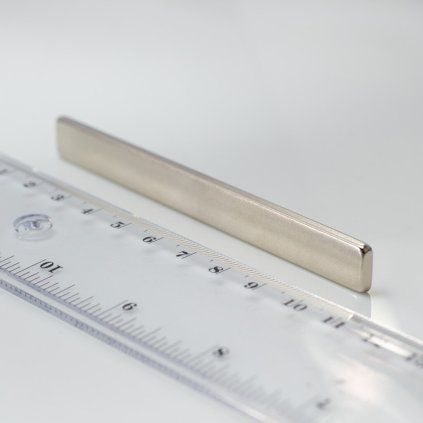 Long bloc magnétique en néodyme nickelé de 100 × 10 × 3 mm