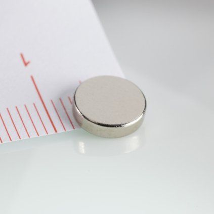 Aimant cylindrique en néodyme nickelé de 8 mm de diamètre et 2 mm de hauteur