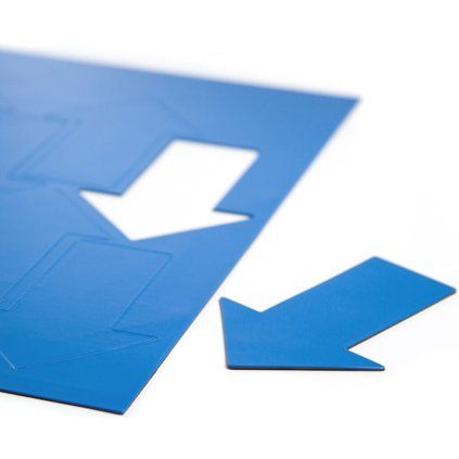 Huit grandes flèches magnétiques bleues sur une feuille A4